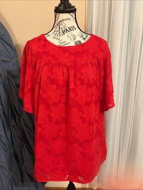 Women's Red Floral-Texture Short Sleeve Tunic